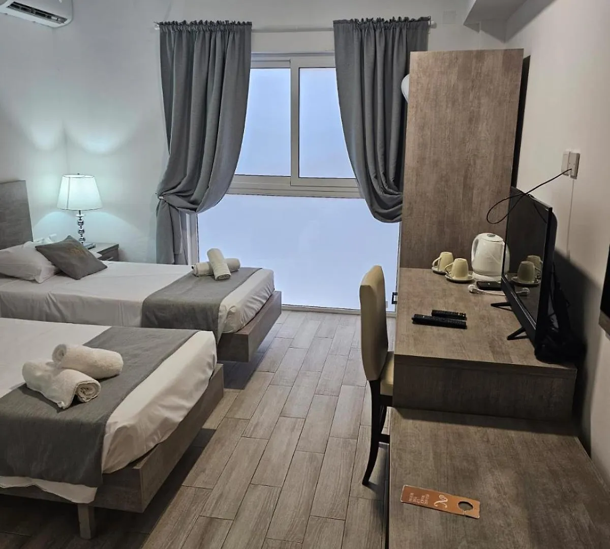 Napoli Suites Сент Джулианс