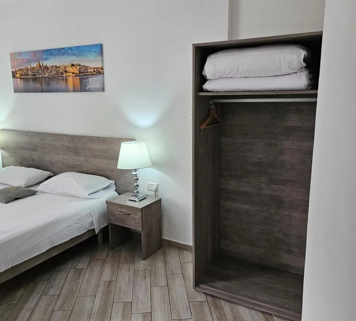 Гостевой дом Napoli Suites Сент Джулианс